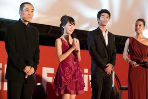 2010년 부산국제영화제에서 영화 산사나무 아래 시사회에 참석한 저우둥위(왼쪽에서 두 번째)