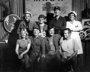 M*A*S*H (1977) 출연진; 뒷줄, 왼쪽부터: 윌리엄 크리스토퍼, 게리 버고프, 데이비드 오그던 스티어스, 제이미 파 앞줄: 스윗, 해리 모건, 앨런 알다, 마이크 패럴.