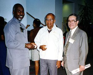 왼쪽부터: 압둘알림 샤바즈, 데이비드 블랙웰, J. 어니스트 윌킨스 주니어가 1995년 6월 수학 과학 분야의 아프리카계 미국인 연구자 회의에 참석한 모습