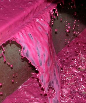 로제 와인을 만드는 한 가지 방법은 적포도주 생산자들이 며칠 또는 몇 주 이상 포도 껍질과 함께 과즙을 침용하는 반면, 와인을 일찍 압착하는 것이다(보통 12~24시간의 껍질 접촉 후).