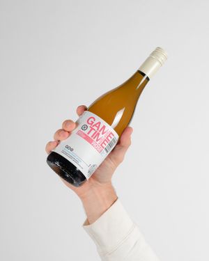 어두운 녹색 유리병에 담긴 Nocking Point Wines의 Gametime 로제.