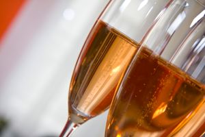 로제 샴페인의 색상은 분홍색에서 구리색까지 다양하다.