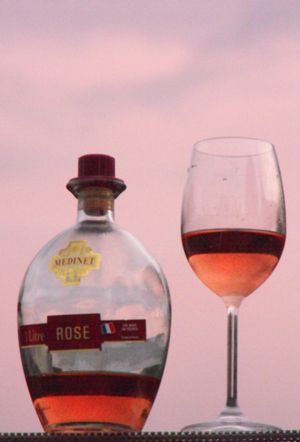 1리터 짜리 뭉툭한 병에 담긴 프랑스 로제 와인