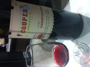 캘리포니아 로디 지역의 와인과 같이, 신세계 카베르네 소비뇽은 보르도와 같은 구세계 와인보다 더 뚜렷하고 풍부한 과일 풍미를 보이는 경우가 많다.