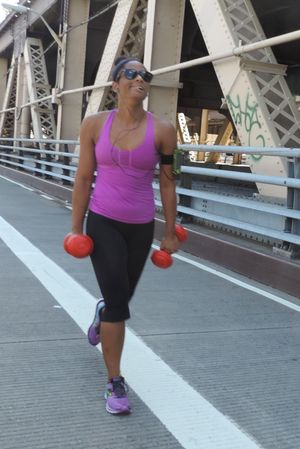 어떤 파워 워커는 웨이트를 들고 걷는다