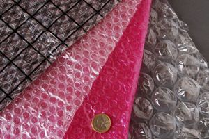 표준형 뽁뽁이. 정전기 방지 재료로 사용되는 색상 표시가 있으며, 다양한 크기의 기포를 가지고 있다.