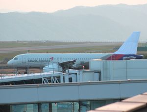 히로시마 공항에 유치된 사고기