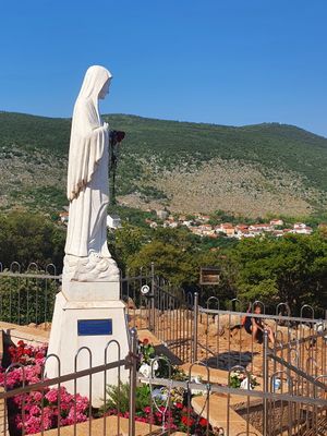1차 마리아 발현 장소인 포드브르도 언덕의 성모상