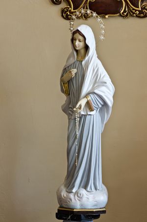 메주고리예의 성모를 숭배하는 일반적인 조각상