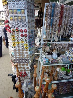 묵주와 기타 종교 용품이 메주고리예의 모든 거리에서 판매되고 있다.