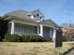 클레어 셔놀트의 출생지이자 텍사스주 코머스에 위치한 그의 집