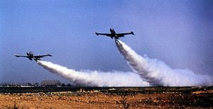 제522 전투 호위 비행대대(제27 FEW)의 F-84G. 짧은 활주로에서 비행할 때, 무겁게 적재된 F-84는 동체에 부착된 제트 보조 이륙(JATO) 병을 사용했다.