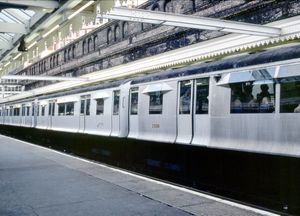 페인트칠하지 않은 알루미늄과 (흰색) 페인트칠한 강철 차체로 구성된 R형 차량 열차