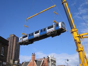 워털루 차고에서 들어 올려지고 있는 객차