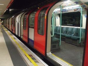 워털루역의 개량된 1992년식 전동차