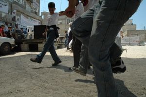 칼킬리야에서 다브케를 연습하는 팔레스타인 소년들