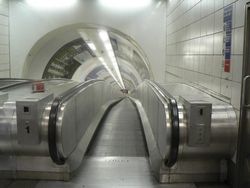 워털루 & 시티 선 뱅크 역의 Trav-o-Lator