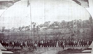 점령 후 페루의 국기가 레티시아 항구 위로 펄럭인다.