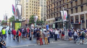 린트 카페 인질극 중 마틴 플레이스에 모인 구경꾼들