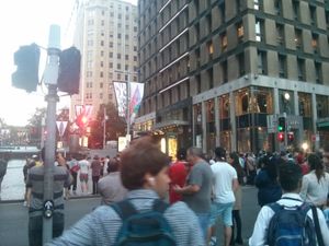 저녁 시간 마틴 플레이스에 있는 티파니 & Co. 매장 밖의 군중들