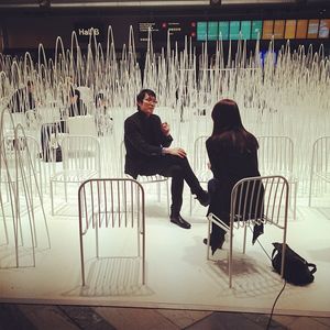 파리에서 인터뷰어와 대화하는 사토