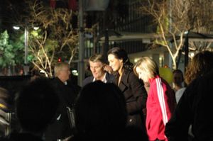 2008년 베이징 올림픽 개막식 전에 시드니의 서큘러 키에서 세븐 뉴스 기자가 머레이 로즈를 인터뷰하고 있다.