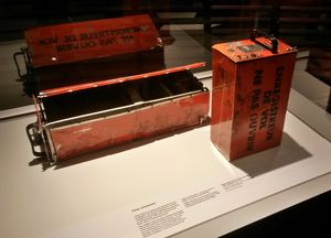 뉴질랜드 국립 박물관 테 파파 통가레와에 소장된 에어 뉴질랜드 901편의 비행 데이터 기록 장치와 조종실 음성 기록 장치