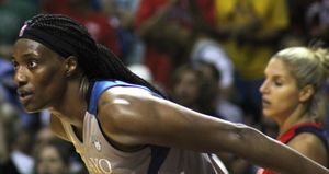 2017년 준결승전에서 링크스의 파울스와 미스틱스의 엘레나 데 델레 던