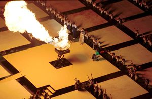 호주 영웅 루이즈 소바지가 2000년 하계 패럴림픽 개막식 성화 봉송의 마지막 주자로 성화대에 불을 붙이고 있다.