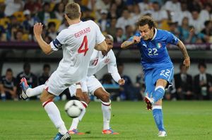 UEFA 유로 2012 준준결승전에서 잉글랜드의 스티븐 제라드 (왼쪽)와 경합 중인 디아만티(오른쪽)