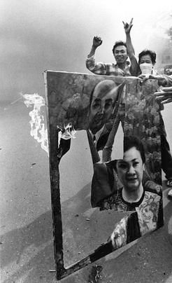 당시 세계에서 가장 부유한 사람 중 한 명인 중국계 거물 수도노 살림과 그의 아내의 초상화는 폭동 중에 자카르타 집이 약탈당하면서 폭도들에 의해 불태워졌다.