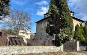 아우슈비츠 강제 수용소 옆 루돌프 횓의 옛 집. 이 옆문은 수용소로 이어지는 문으로 연결된다(2024년 촬영).