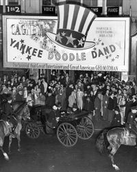 1942년 5월 29일 뉴욕 할리우드 극장 시사회. 전쟁 채권 구매자에게만 티켓 판매.