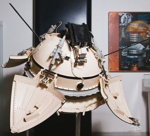 마르스 3호, 화성에 착륙한 최초의 우주선. 모스크바 우주박물관에 전시된 착륙선 모형.