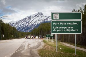  아이스필드 파크웨이(93번 고속도로)의 공원 입구 표지판은 관광객에게 캐나다 앨버타주 재스퍼 국립공원에 입장하려면 통행권을 구매해야 함을 알립니다. 공원 통행권으로 징수된 수입은 파크스 캐나다에 귀속되어 캐나다 국립공원 관리에 자금을 지원합니다.