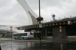 배경에 올림픽 경기장이 보이는 입구