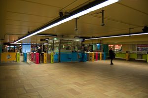 맥길 역 대합실 (이전 녹색 기둥은 배경에서 볼 수 있음)