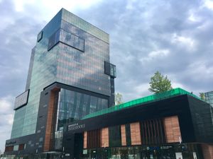 롱괴유–셰르브루크 대학교 역의 외부.