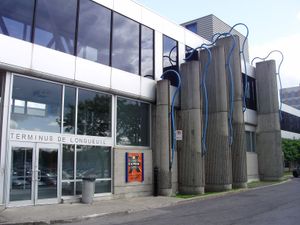 롱괴유 터미널은 롱괴유-셰르브루크 대학교역과 직접 연결되어 있다.