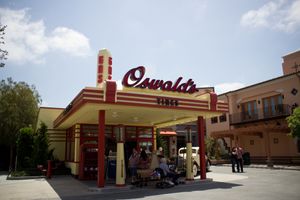 디즈니 캘리포니아 어드벤처의 부에나 비스타 스트리트에 있는 오스왈드의 서비스 스테이션.