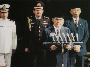 트리 수트리스노가 부통령 취임 선서를 하는 모습, 1993년 3월 11일