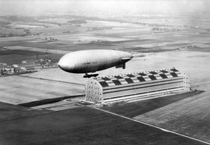 스콧 비행장 비행선 격납고 위를 비행하는 TC-6 비행선, 1925년