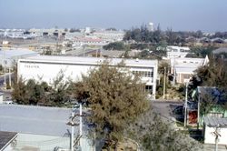 1969년, 타이난 공군 기지의 영화관과 멀리 보이는 기지의 비행기 정비 공장