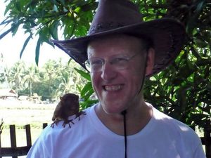 Lsjbot의 개발자인 Sverker Johansson가 안경원숭이와 함께 있는 모습