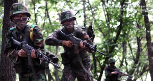 2012년 군사 훈련 중 정글을 순찰하는 제36보병사단 병사들.