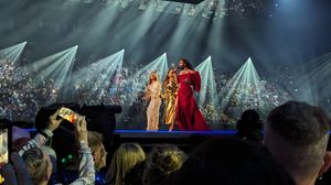 샬롯 페렐리, 카롤라, 콘치타 부르스트가 결승전 인터벌 무대에서 "워털루"를 공연했다.