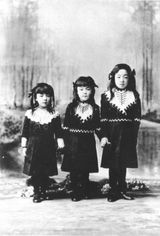 1912년 좌측부터 사토코 여왕, 노부코 여왕, 나가코 여왕(후일 고준 황후)