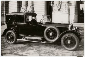 부아쟁 C3 카브리올레. 나루히사 왕은 동일 계열의 부아쟁 23CV 리무진을 운전하던 중 과속으로 전복되어 나무에 부딪혀 사망했다.