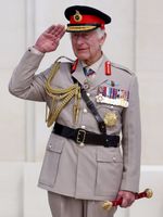 찰스 3세가 지휘봉을 들고 경례하고 있다.