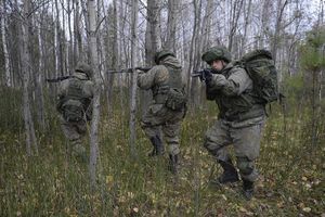 군사 훈련 중인 전략 로켓군 보병.